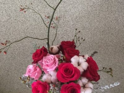 枝　バラの実を添えて